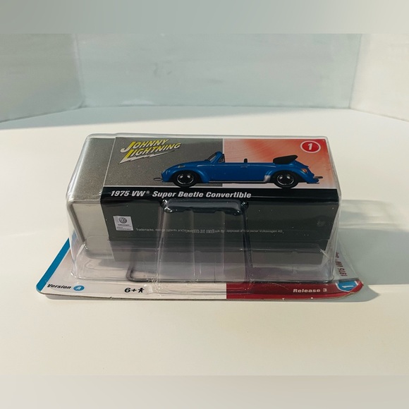 Johnny Lightning 1975 VW Super Beetle Convertible Miami Blue - Pro Collector Tin - Picture 5 of 6